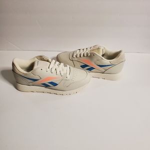Women reebok classic shoes size 6 (chalk white)